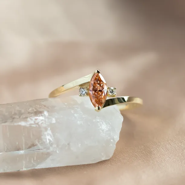 Šikmý pohled na zlatý prsten PESCA s oranžovým a bílými lab grown diamanty