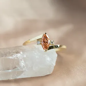 Šikmý pohled na zlatý prsten PESCA s oranžovým a bílými lab grown diamanty