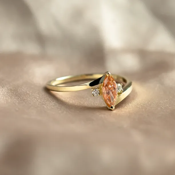 Šikmý pohled na zlatý prsten PESCA s oranžovým diamantem typu markýz