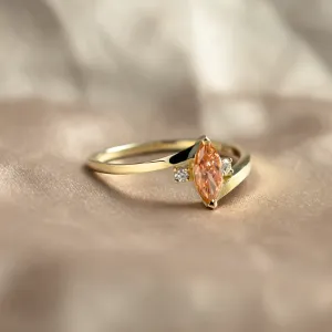 Šikmý pohled na zlatý prsten PESCA s oranžovým diamantem typu markýz