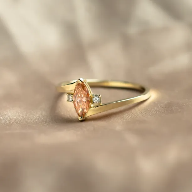 Detail zlatého prstenu PESCA s oranžovým diamantem typu markýz a bílými diamanty