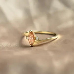 Detail zlatého prstenu PESCA s oranžovým diamantem typu markýz a bílými diamanty