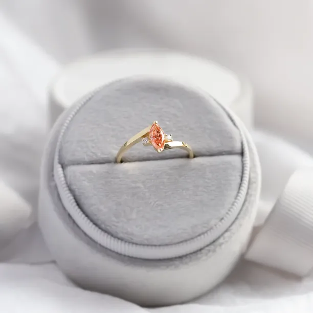 Šikmý pohled na zlatý prsten PESCA s oranžovým a bílými lab grown diamanty