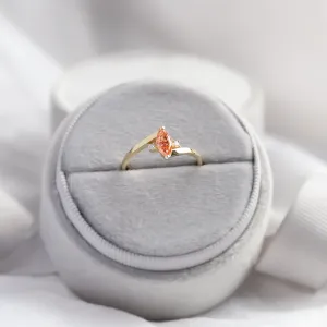 Šikmý pohled na zlatý prsten PESCA s oranžovým a bílými lab grown diamanty
