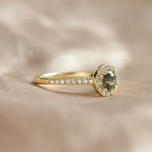 Detailní šikmý pohled na zlatý prsten GISE s přírodním safírem a diamanty v halo stylu
