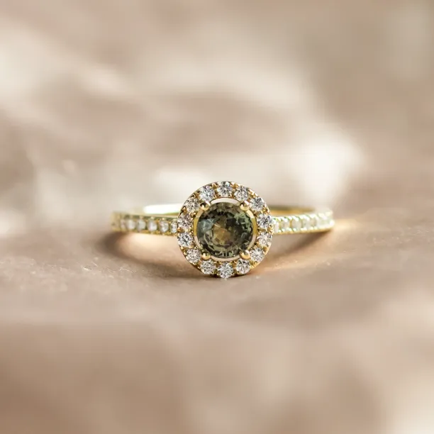 Zlatý prsten GISE s přírodním safírem a diamanty v halo stylu