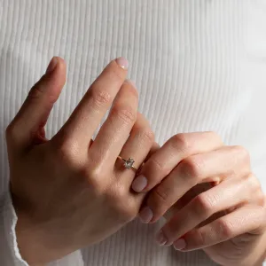 Zlatý prsten ELIZA s diamantem salt and pepper ve tvaru pear na prstu