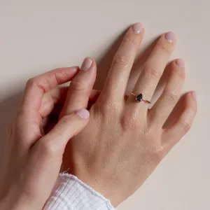 Prsten ALESSA se zeleným diamantem ve tvaru hrušky nošený na ruce