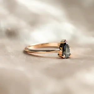 Boční pohled na zlatý prsten ALESSA a jeho zelený diamant ve tvaru hrušky