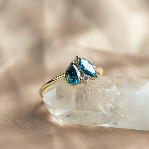 Šikmý pohled na zlatý prsten CARMELA ve stylu Toi et moi se třemi laboratorními diamanty