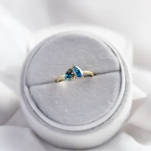 Pohled shora na zlatý prsten CARMELA ve stylu Toi et moi se třemi laboratorními diamanty