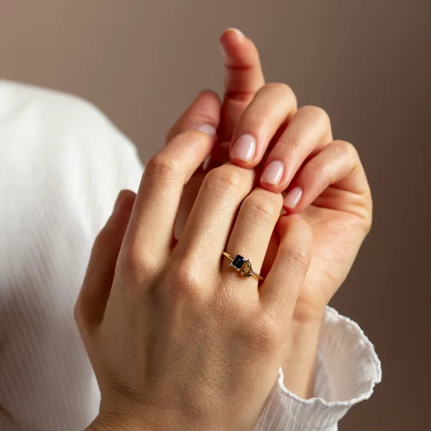 DOLORES toi et moi ring with two lab-grown diamonds worn on the hand