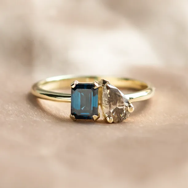 DOLORES toi et moi lab-grown diamond ring with blue emerald and brown pear diamonds