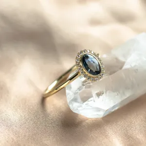 Šikmý pohled na zásnubní prsten ZARITA s modrozeleným safírem a diamantovým halo
