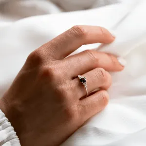 Elegantní zásnubní prsten s přírodním safírem a diamanty MAIDEN