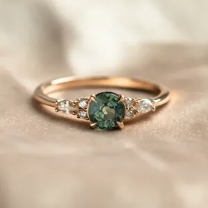 Elegantní zásnubní prsten s přírodním safírem a diamanty MAIDEN