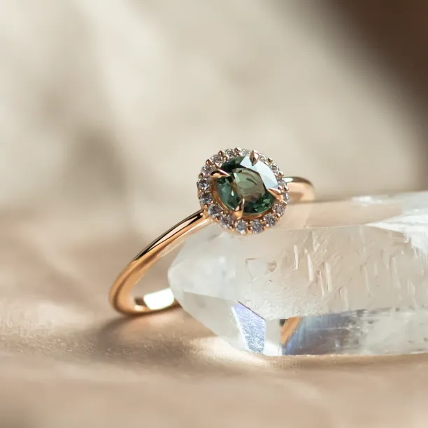 Detail zásnubního halo prstenu SPARKLE se zeleným safírem a diamanty