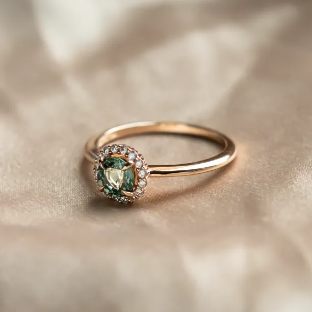 Šikmý pohled na zlatý prsten SPARKLE se zeleným safírem a diamantovým halem