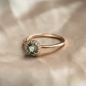 Šikmý pohled na zlatý prsten SPARKLE se zeleným safírem a diamantovým halem