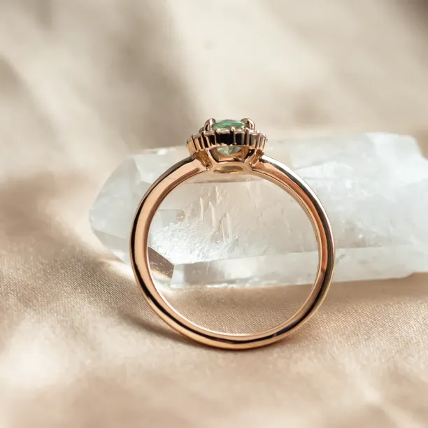 Pohled na spodní stranu halo zásnubního prstenu SPARKLE se zeleným safírem a diamanty
