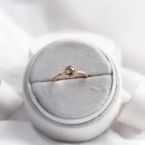 Zásnubní halo prsten SPARKLE se zeleným safírem a diamanty z horního pohledu