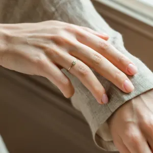 Zlatý zásnubní prsten s laboratorním diamantem INN na ruce