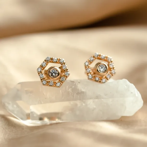 Detail náušnic KYLE s lab-grown diamanty ve středu