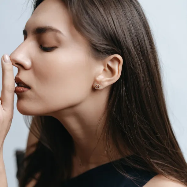 Lab-grown diamantové náušnice KYLE nošené na obou uších