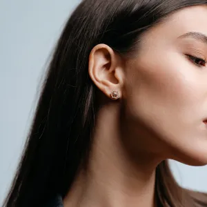 Detail lab-grown diamantové náušnice KYLE nošené na uchu