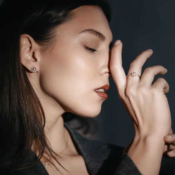 Detailní záběr na lab-grown diamantové náušnice KYLE nošené na uších