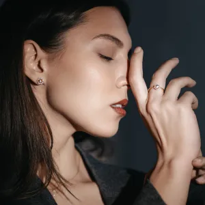 Detailní záběr na lab-grown diamantové náušnice KYLE nošené na uších