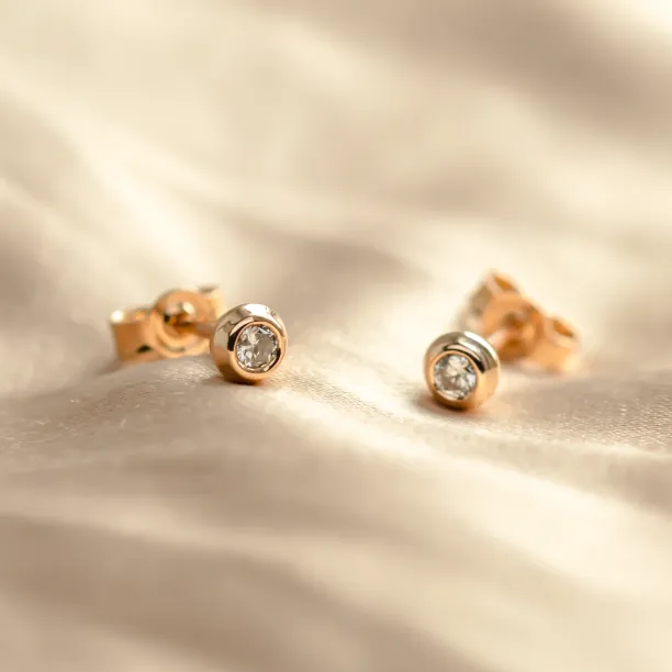 Pár lab-grown diamantových náušnic KYLE s kulatými centrálními kameny