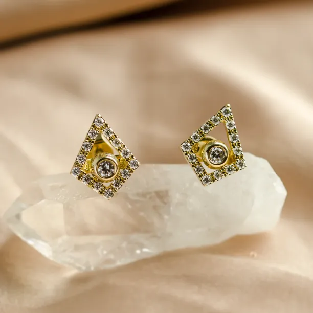 JAY náušnice v kite tvaru s laboratorními diamanty a centrálním laboratorním diamantem