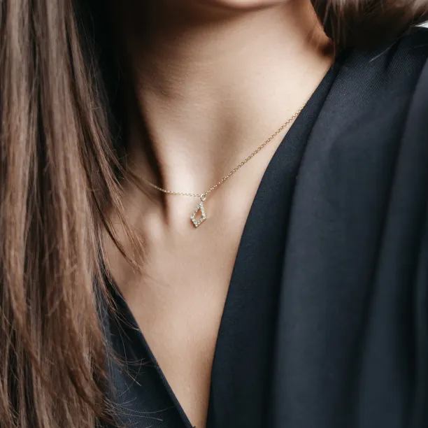 Close-up of the gold HEATHER necklace chain worn around a woman’s neck
