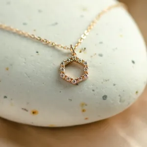 Detail zlatého náhrdelníku MARION s hexagonovým přívěskem s lab-grown diamanty