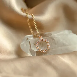 Detail zlatého náhrdelníku MARION z úhlu s diamantovým hexagonovým přívěskem