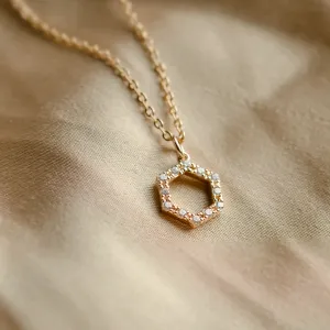 Detailní šikmý pohled na zlatý náhrdelník MARION s lab-grown diamantovým hexagon přívěskem
