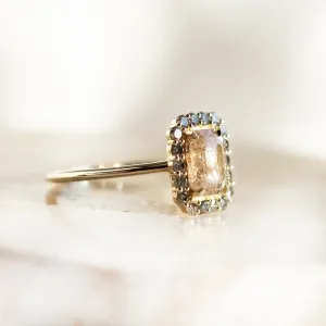 Angled view of the LUCIA gold ring with salt and pepper diamonds
