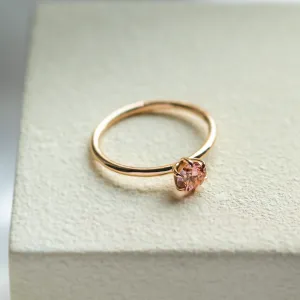 Šikmý pohled na minimalistický zásnubní prsten s růžovým lab grown diamantem