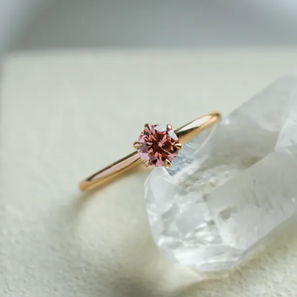 Detail růžového lab grown diamantu v minimalistickém zásnubním prstenu