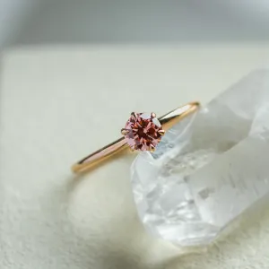 Detail růžového lab grown diamantu v minimalistickém zásnubním prstenu