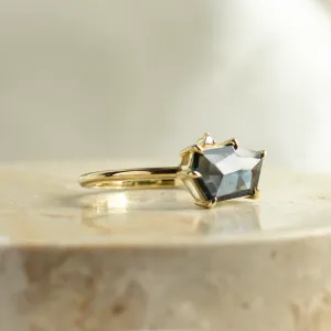 Side view of the MAGNIFICA gold engagement ring with asymmetrical teal sapphire