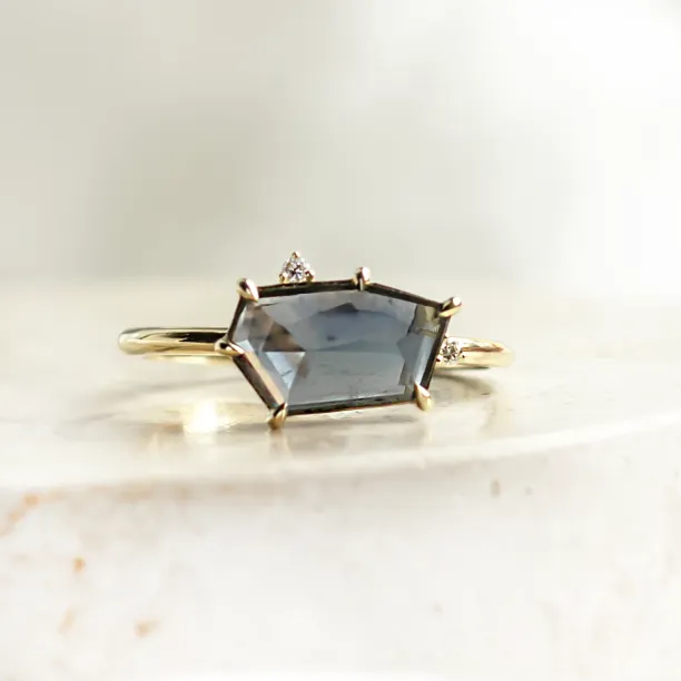 MAGNIFICA gold engagement ring with an asymmetrical teal sapphire and diamonds