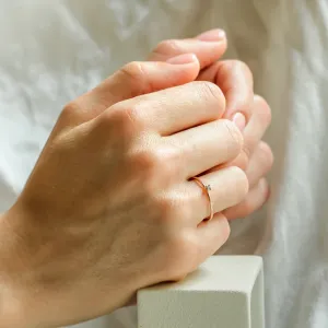 Prsten ZORA se salt and pepper diamantem nošený na ruce