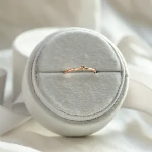Šikmý pohled na zlatý prsten ZORA se salt and pepper diamantem