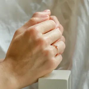 Zlatý prsten ZORA se salt and pepper diamantem na ruce