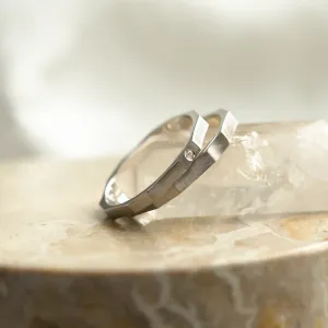 Detail snubních prstenů DENZEL s diamantem a geometrickými obroučkami