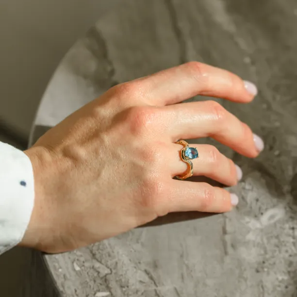 KIARA gold ring with oval blue sapphire worn on the hand