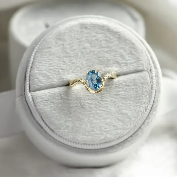 Centered view of KIARA gold ring with oval blue sapphire