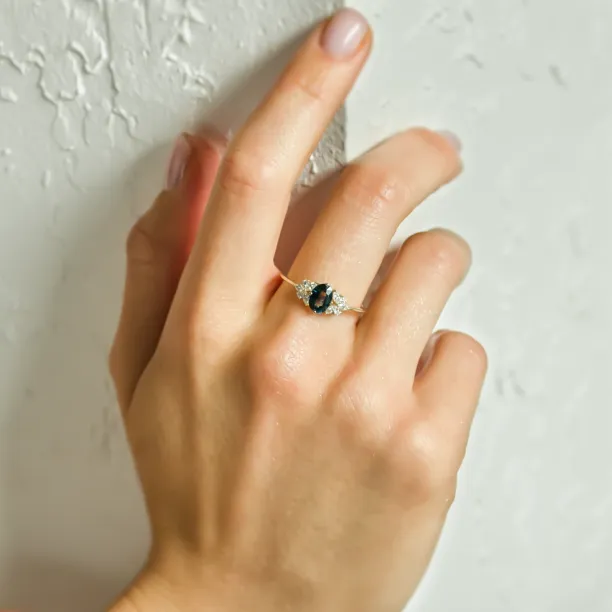 Prsten HAZEL s modrozeleným safírem a diamanty na ruce